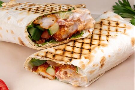 В лаваше с креветками в панировке