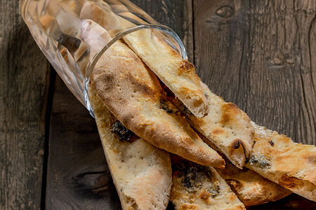 Фокачча с пармезаном и горгонзолой