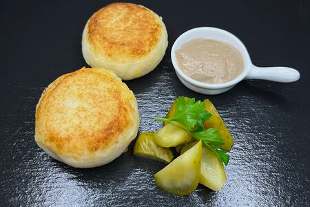 Картофельные блинчики с мясом и грибным соусом