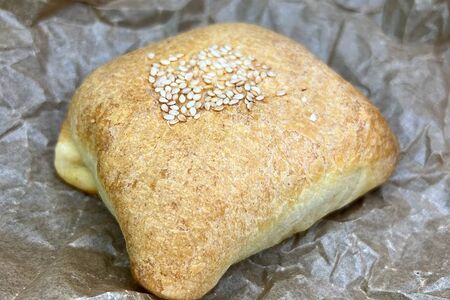 Пирожок с яйцом и луком