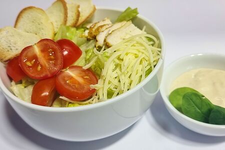 Салат Цезарь с курицей