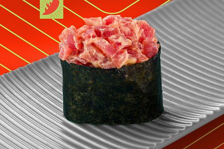 Гункан с тунцом спайси