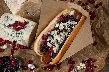 Хот-Дог Брусника блю Чиз