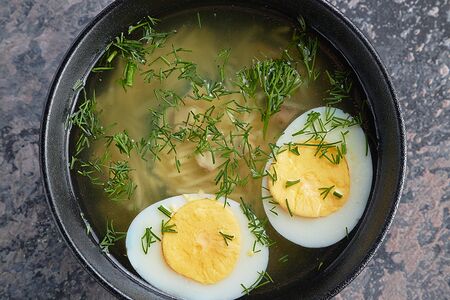 Куриный бульон с цыпленком и яйцом