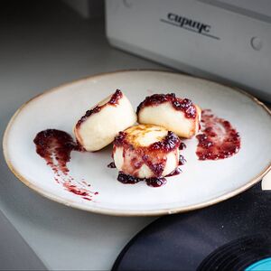 Сырники с вишней и творожным крем-сыром