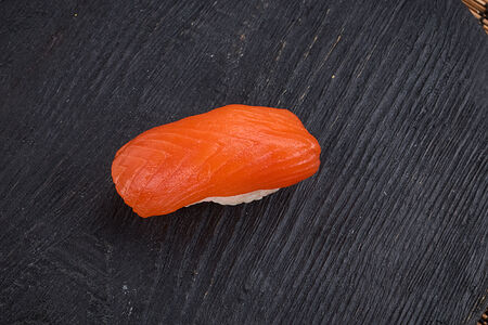 Суши с копченым лососем