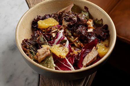 Овощной салат с цыплёнком, радичио и апельсином