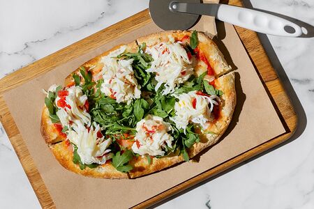 Пицца с крабом и бурратой