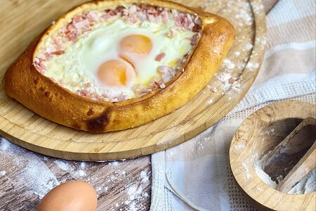 Хачапури по-аджарски с сыром и беконом