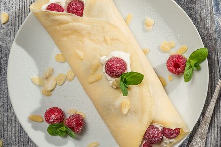 Блины с заварным кремом мягким сыром и клубникой