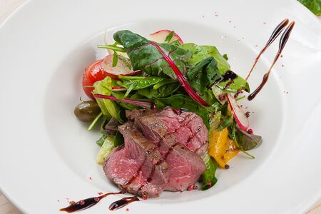 Салат с ростбифом