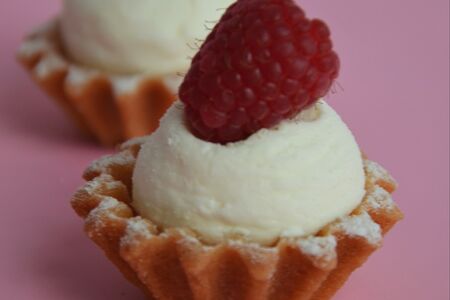 Корзинка миндальная с малиной