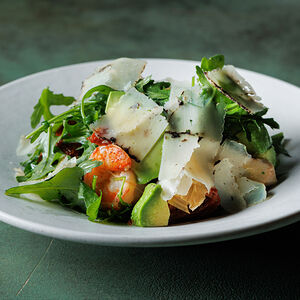 Рукола, артишоки, креветки, выдержанный сыр с трюфелем