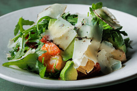 Рукола, артишоки, креветки, выдержанный сыр с трюфелем