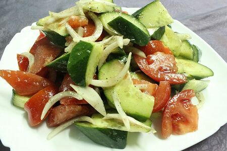 Салат из помидоров и огурцов с соусом №109