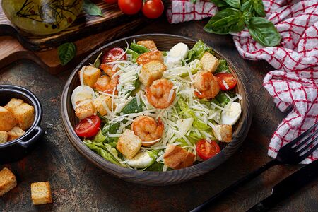 Цезарь с тигровыми креветками