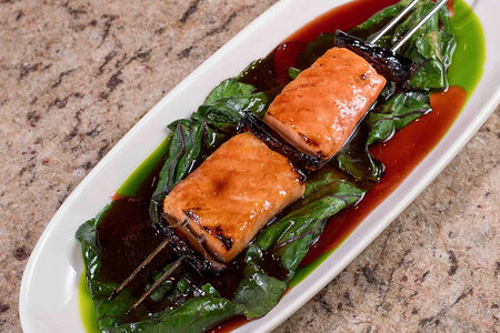 Лосось, финики, мангольд