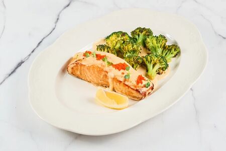 Стейк из лосося с брокколи