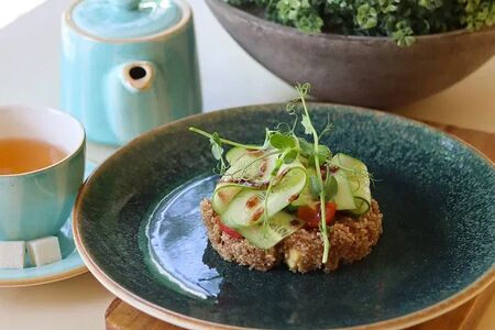 Салат с киноа и авокадо