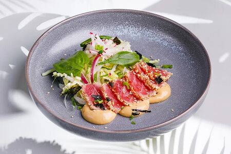 Тунец со свежим салатом