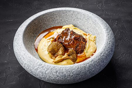 Телячьи щёчки с пюре