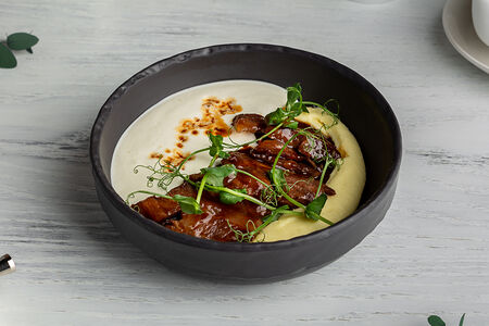 Томленая телятина с портвейном, картофельным пюре брокколи и муссом из пармезана