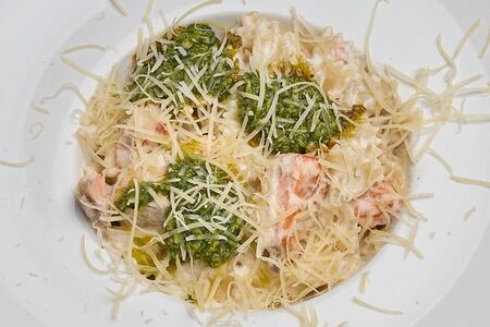 Паста в соусе песто с лососем