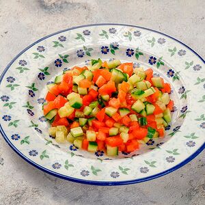 Овощной салатик из свежих огурцов и томатов