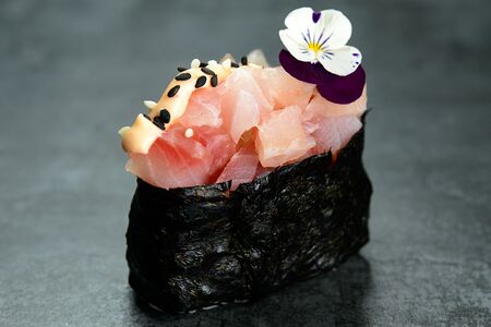 13. Гункан с окунем, спайси