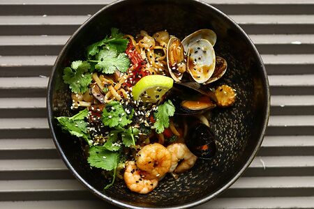 Удон с морскими гадами