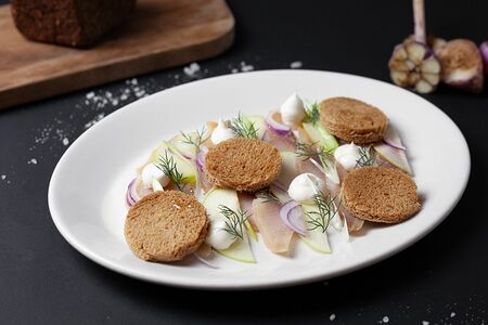 Филе муксуна с ржаными тостами и муссом из сметаны