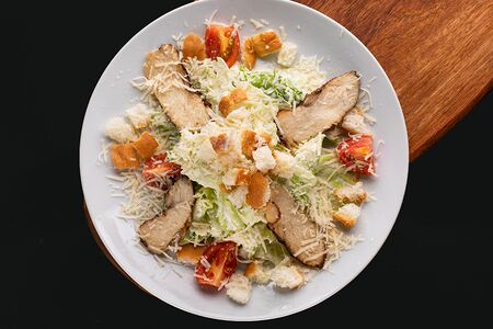 Салат Цезарь с курицей
