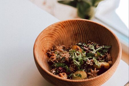 Бейби картофель с осьминогом и зеленью