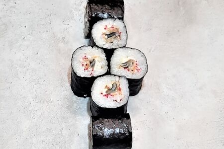 Ролл со сливочным угрем