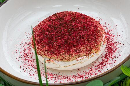 Павлова с клубникой и соусом из манго