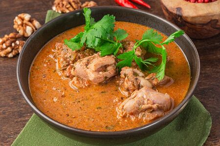 Суп с цыплёнком и грецкими орехами