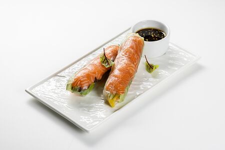 Спринг-ролл с лососем и овощами