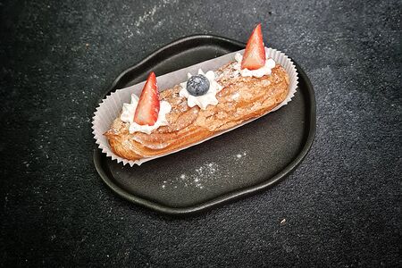 Эклер ванильный