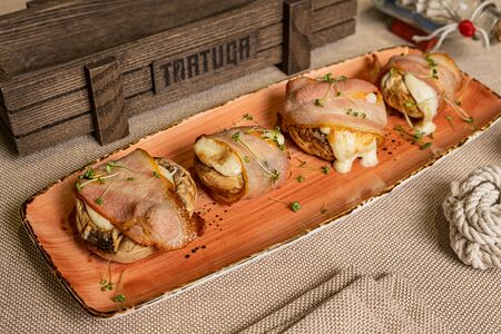 Шампиньоны с сыром в беконе