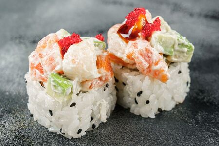 Острый ролл с лососем и креветкой