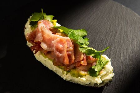 Брускетта с гуакамоле и беконом