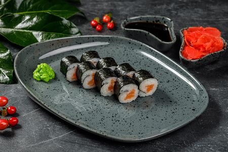 Маки с лососем