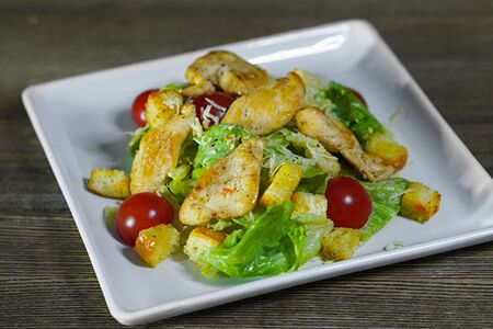 Салат Цезарь с курицей