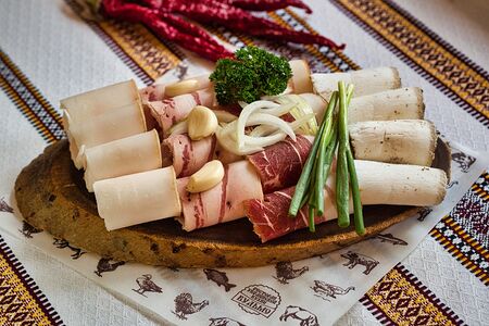 Домашнее сало с мясной прослойкой