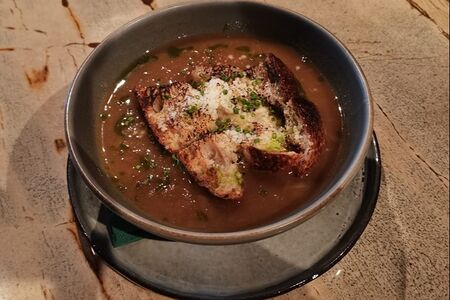 Луковый суп с теплым хлебом и сыром