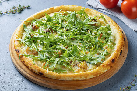 Пицца с белыми грибами и руколой