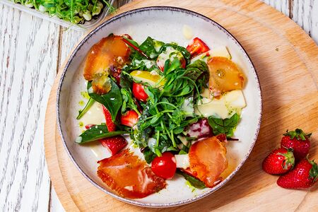 Салат с клубникой и сыровялом