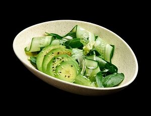 Зеленый салат с маслом и пармезаном