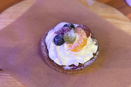 Пирожное Ягоды в снегу