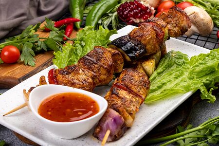 Куриная грудка на шпажках с овощами